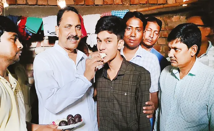 মাধ্যমিকে অষ্টম আসিফকে সংবর্ধনা দিলেন বিধায়ক আব্দুর রহিম বক্সি