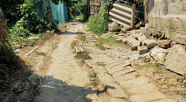 দীর্ঘদিন বেহাল ইটের রাস্তা, যাতায়াতের সমস্যায় নাজেহাল কাকদ্বীপের গ্রামবাসী