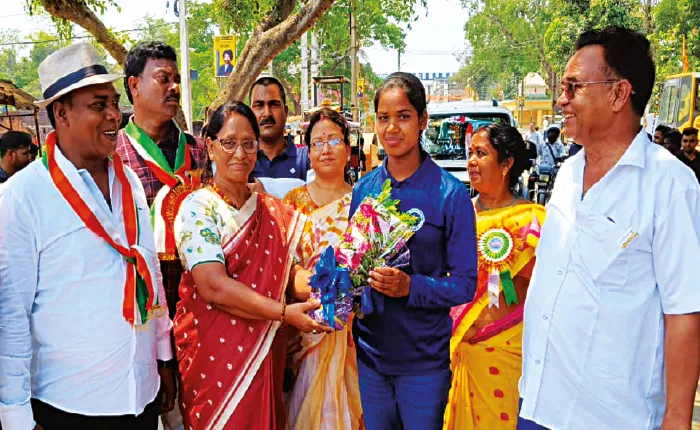 ব্যাংককে তিরন্দাজিতে সোনা জয় করে বাড়ি ফিরতেই বাসন্তীকে ঘিরে উচ্ছ্বাস
