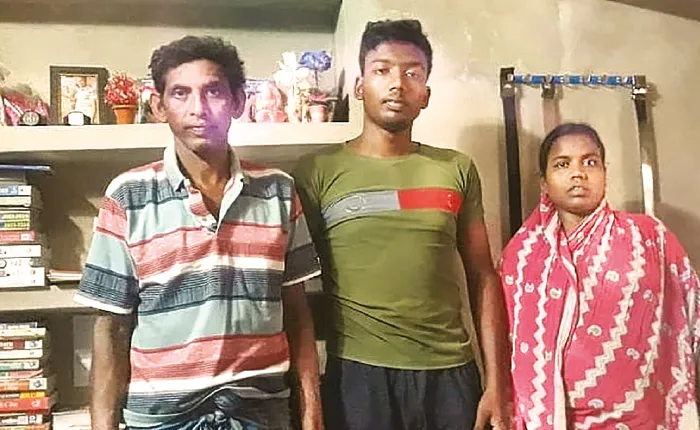 নানা প্রতিকূলতা কাটিয়ে মাধ্যমিকে স্কুলের সেরা তেহট্টের শ্যামসুন্দর