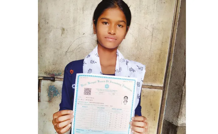 কাঁকসায় মোটরভ্যান চালকের মেয়ের নজরকাড়া ফলাফল
