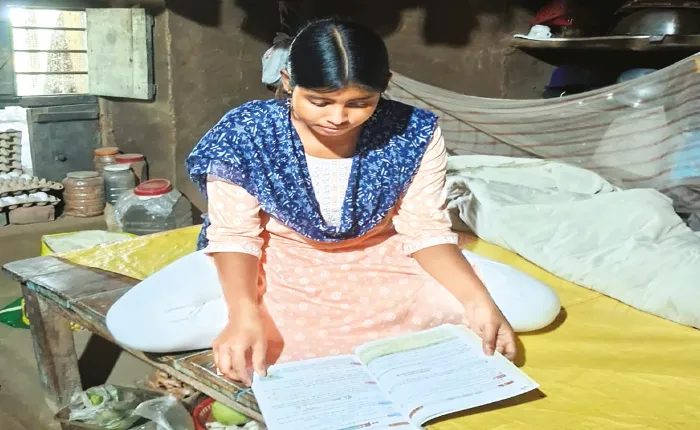 আর্থিক প্রতিকূলতা সত্ত্বেও মাধ্যমিকে ভালো ফল, নার্স হতে চায় খড়গ্রামের রিমি