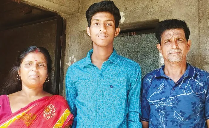 বাবার তেলেভাজার দোকান, মাধ্যমিকে ৬৭৫ পেয়ে তাক লাগাল নলহাটির রূপম