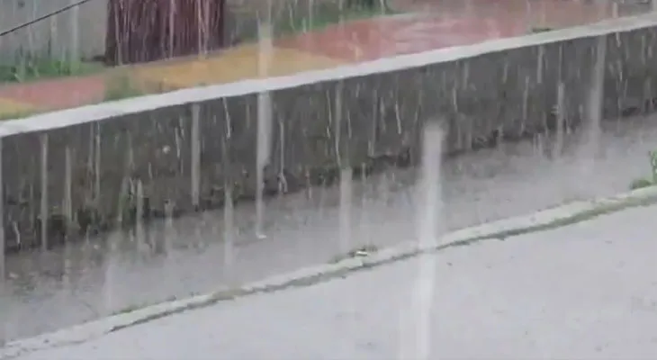 জম্মু ও কাশ্মীরের অনন্তনাগে ব্যাপক বৃষ্টি শুরু