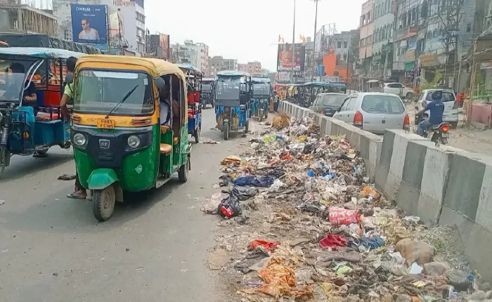 জাতীয় সড়কে আবর্জনার স্তূপে দুর্গন্ধ, বাসিন্দাদের দিকে আঙুল কালিয়াচকে