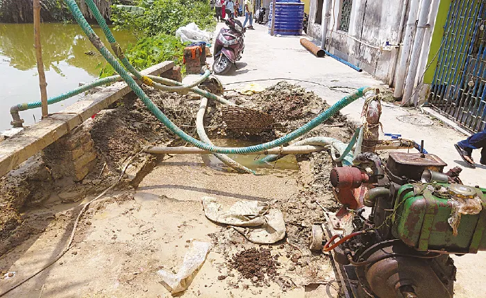 আবাসনে ভূগর্ভ থেকে জল তোলার চেষ্টা, কাজ বন্ধের নির্দেশ পুরসভার