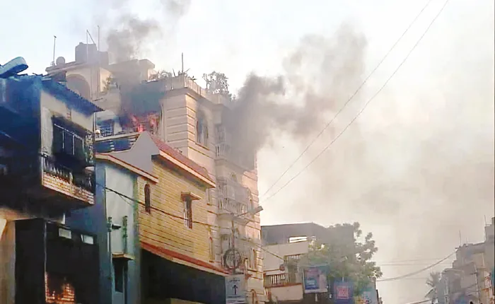 বেহালার আবাসনে পাঁচতলায় অগ্নিকাণ্ড, আতঙ্কিত বাসিন্দারা