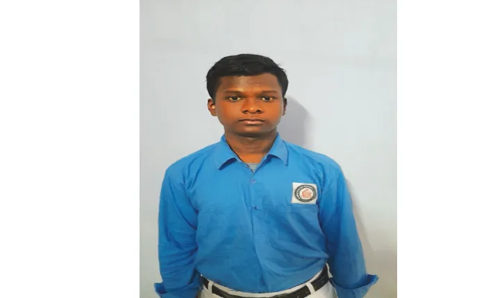আদিবাসী ছাত্র সঞ্জয় ইংরেজি মাধ্যমে মাধ্যমিক দিয়ে পেল ৮৪ শতাংশ
