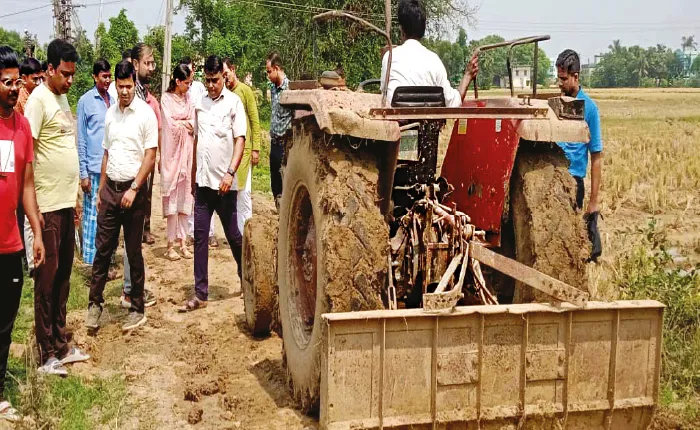 ট্রাক্টর, হারভেস্টারের চাকার কাদায় বেহাল রাস্তা, দুর্ঘটনার আশঙ্কা