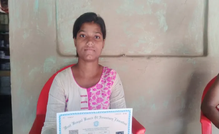 দু’বেলাই অন্যের বাড়িতে কাজ, রাতে পড়ে মাধ্যমিকে ৬৪৫ ভূমিকা মাহারার