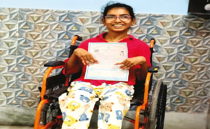 জন্ম থেকে প্রতিবন্ধী, বাঁ হাতে লিখে বাজিমাত মাধ্যমিকে ৭০ শতাংশ নম্বর নাদনঘাটের সপ্তপর্ণার
