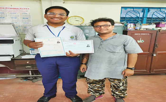 ২ নম্বরের জন্য মেধা তালিকায় স্থান হয়নি মুদিখানা চালিয়েই জেলার সেরা কৌশিক