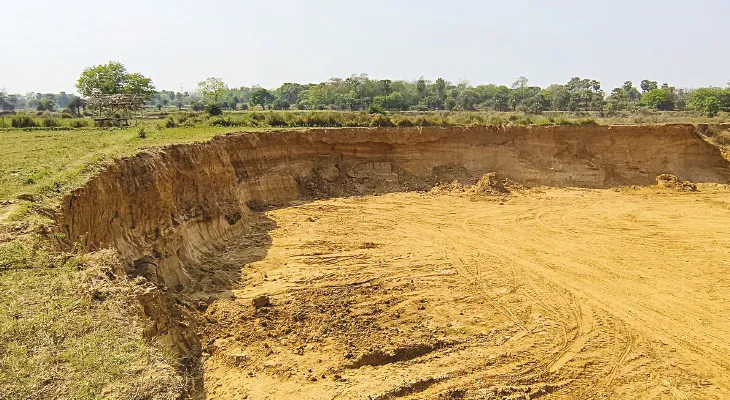 কোপাই থেকে বেআইনিভাবে তোলা হচ্ছে বালি, অভিযোগ