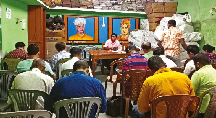 হু হু করে পড়ুয়া কমছে গাজোলের ২২টি স্কুলে, প্রধান শিক্ষকদের ‘ক্লাস’ নিলেন এসআই