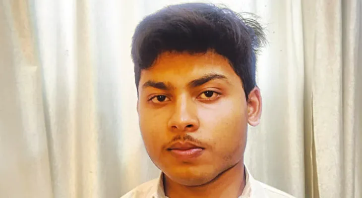মাধ্যমিকে ৬৩৮, লালগোলায় পরিযায়ী শ্রমিকের ছেলের ডাক্তার হতে বাধা অর্থ