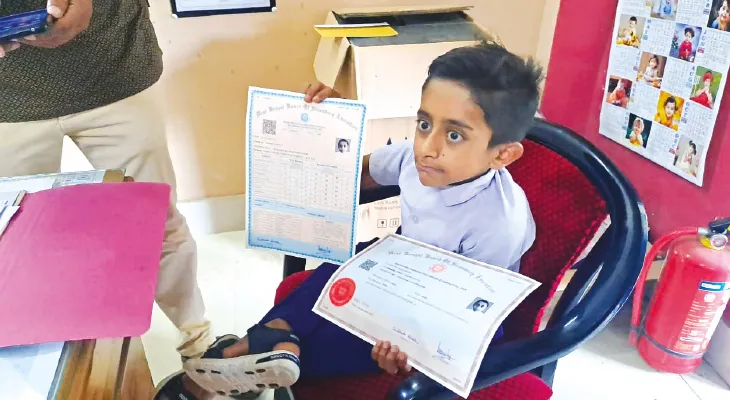 উচ্চতা মাত্র দু’ফুট, প্রতিবন্ধকতাকে জয় করে মাধ্যমিকে ৫৫৩ নম্বর জলপাইগুড়ির নয়নের