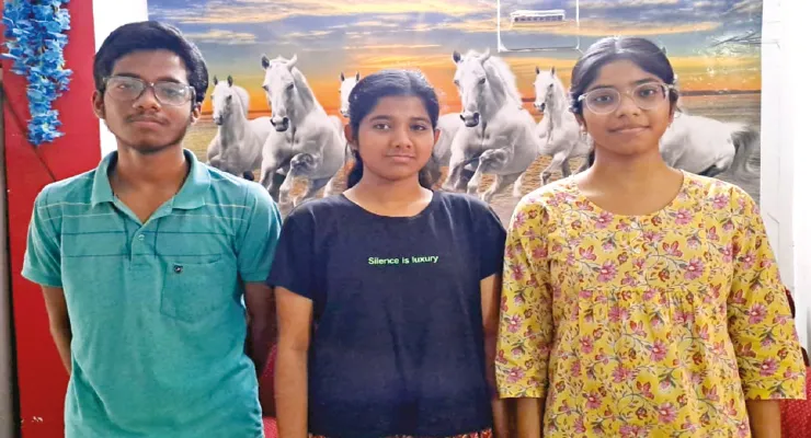 মাধ্যমিকে ভালো ফল ট্রিপলেট ভাই-বোনের