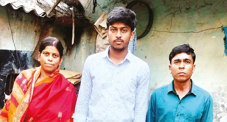 অভাবকে হারিয়ে মাধ্যমিকে সফল শালবনীর আকাশ