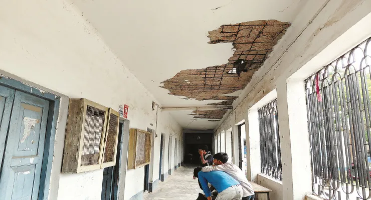 স্বাধীনতার আগে তৈরি গঙ্গারামপুর হাইস্কুলের ভবনে যেতে বুক কাঁপে শিক্ষক-ছাত্রছাত্রীদের