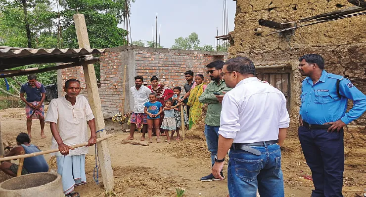 সরকারি জায়গা দখল করে  ঘর নির্মাণ, অভিযান করে দখলমুক্ত