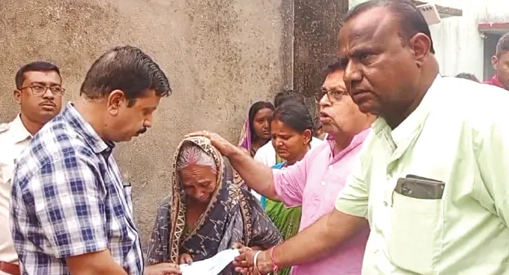হাতির হামলায় মৃতের পরিবারকে ক্ষতিপূরণ