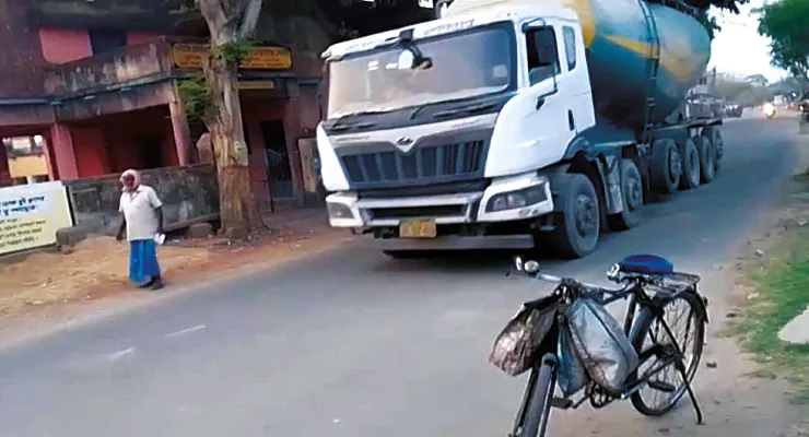 পরিবহণের সময় সাঁওতালডিহি তাপবিদ্যুৎ কেন্দ্রের ছাই রাস্তায়