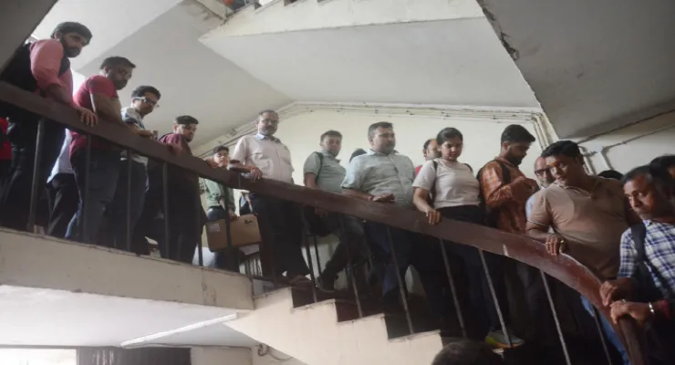 অগ্নিকাণ্ডের পর থেকেই বন্ধ বিদ্যুৎ ও লিফ্ট, চরম ভোগান্তি