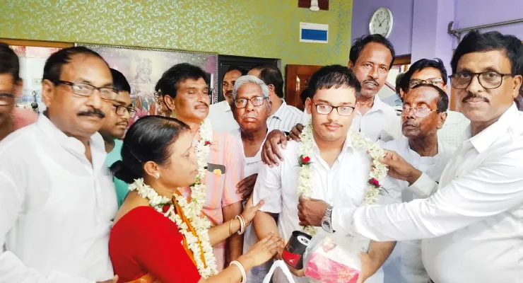 আরামবাগ হাইস্কুলের ছাত্র তৃতীয় রাজর্ষি অধিকারী ডাক্তার হতে চান