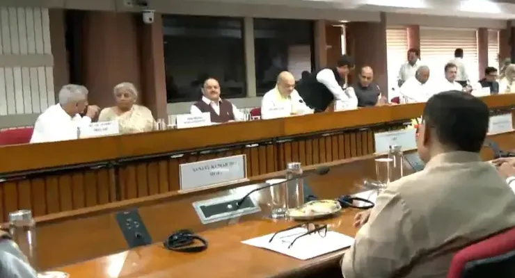 অপারেশন সিন্দুর-এ খতম শতাধিক জঙ্গি, সর্বদল বৈঠকে দাবি রাজনাথ সিংয়ের: সূত্র