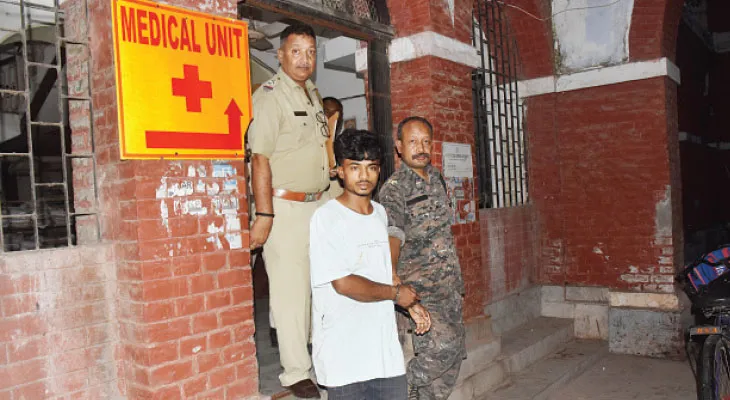 মগডালে উঠে হাসিমারা বায়ুসেনা ছাউনিতে উঁকিঝুঁকি, গ্রেপ্তার যুবক