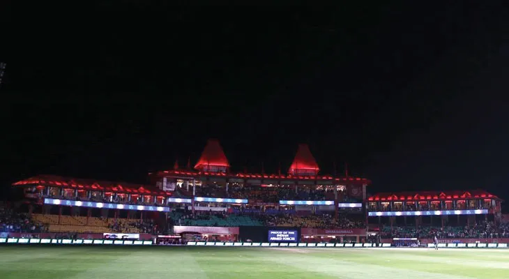 নিভল আলো: মাঝপথে বাতিল ম্যাচ, তড়িঘড়ি মাঠ ছাড়লেন দর্শকরা, পয়েন্ট ভাগ পাঞ্জাব ও দিল্লির