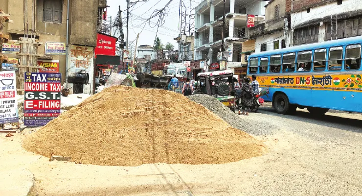 রাস্তায় ইমারতি সামগ্রী ও জঞ্জালের স্তূপ, ঝুঁকি নিয়ে যাতায়াত বারাসতে