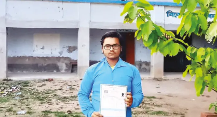মায়ের কাঁথা সেলাইয়ের রোজগারে চলে সংসার, ৬৭২ পেয়ে চমক মানবাজারের সব্যসাচীর