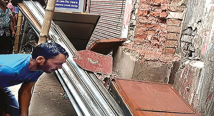 কফি হাউসেরই পিলার ভেঙে অবৈধ নির্মাণ, শাটার-দরজা খুলল পুরসভা