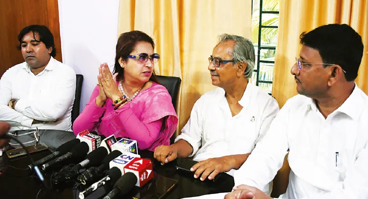 জেলায় ১২টি রাস্তা সংস্কারের উদ্যোগ, জেলা পরিষদের সঙ্গে বৈঠক সাংসদ শতাব্দীর