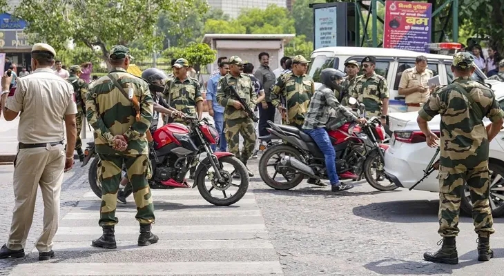 সাইরেনের আওয়াজ, নিরাপত্তার কড়া বলয়ে ‘হাই অ্যালার্ট’ রাজধানী দিল্লিতে