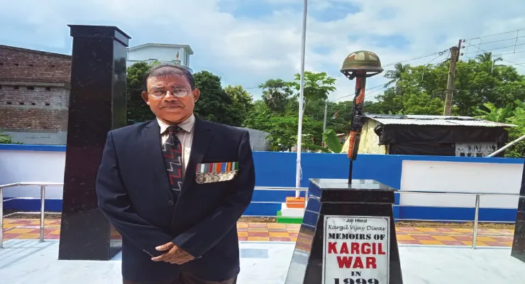 শহিদবেদীকে স্যালুট করেন কালনার বাসিন্দারা, বীর সেনাদের গল্প শুনে উদ্বুদ্ধ হয় নতুন প্রজন্ম