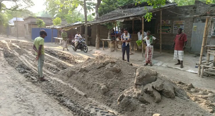 সমস্যা মেটাতে এবার চাঁদা তুলে রাস্তা উদয়নগরের বাসিন্দাদের