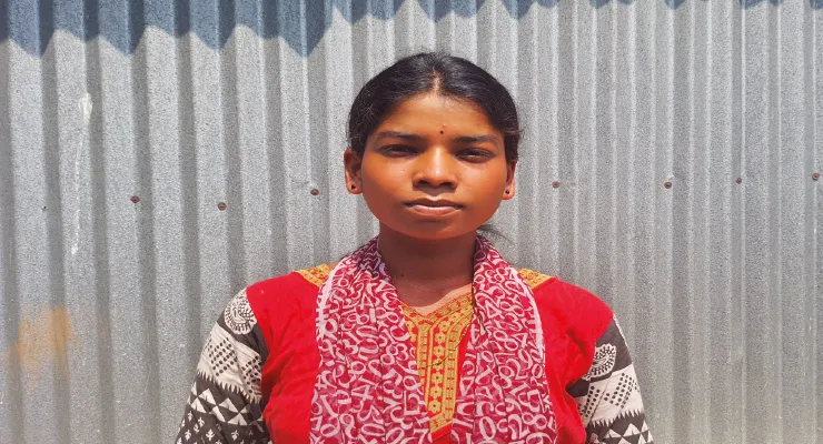 রান্না ও বাড়ির কাজ সেরে উচ্চ মাধ্যমিকে নজরকাড়া ফল আদিবাসী কন্যা অঞ্জলির