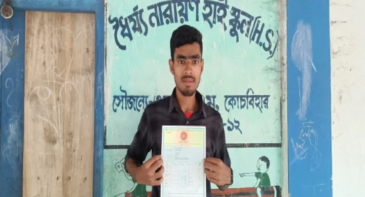 মাটির বাড়ি, বাবা পরিযায়ী শ্রমিক, উচ্চ মাধ্যমিকে ৯৪.৪ শতাংশ খালেদুলের