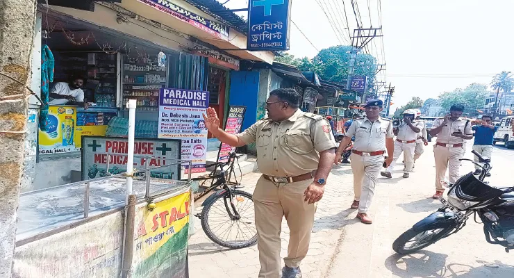 ফুটপাত দখলমুক্ত করতে অভিযান পুলিসের, ব্যবসায়ীদের সতর্কবার্তা
