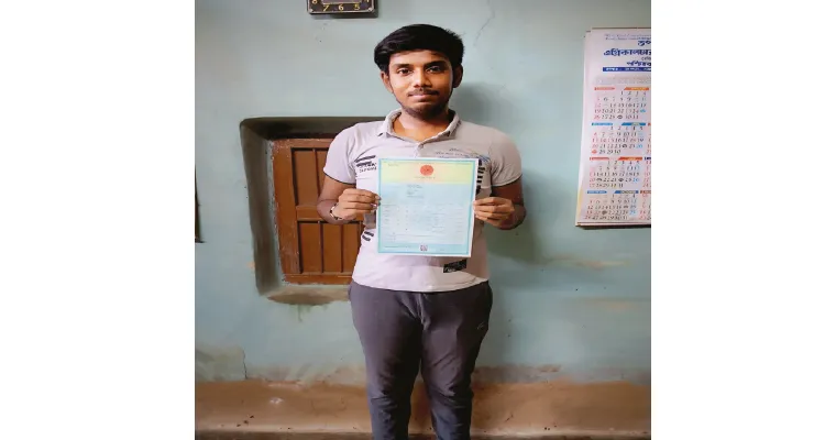 সংসারের হাল ধরে উচ্চমাধ্যমিকে ৮৫ শতাংশ পেলেন রনিত ঘোষ