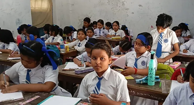মাতৃবন্দনায় শামিল জলপাইগুড়ি শহরের প্রাথমিক বালিকা বিদ্যালয়