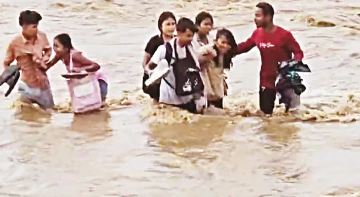 বালাসনে হঠাৎ জলস্ফীতি, পর্যটকদের  প্রাণ বাঁচালেন শিবমন্দিরের দুই যুবক