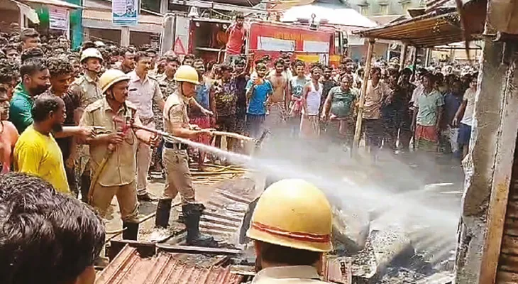 চণ্ডীরপাঠ বাজারে সকালে আগুন, ভস্মীভূত ৬ দোকান