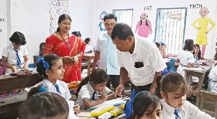 মাদার্স ডে: মাকে নিয়ে প্রবন্ধ লিখল ছাত্রীরা, মাতল মিষ্টিমুখ-সেলফিতে