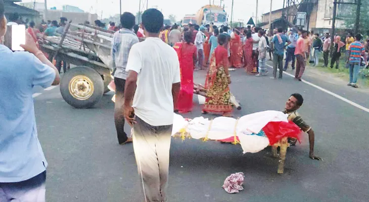 রাস্তায় দেহ রেখে বিক্ষোভ, পুলিস-জনতা খণ্ডযুদ্ধ