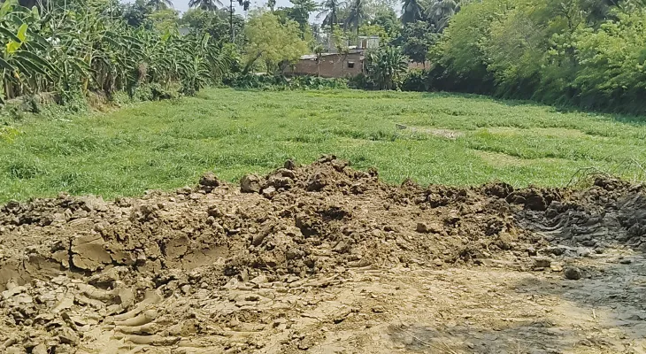 শান্তিপুরে নবলা গ্রামে পুকুর ভরাটকে কেন্দ্র করে বিতর্ক