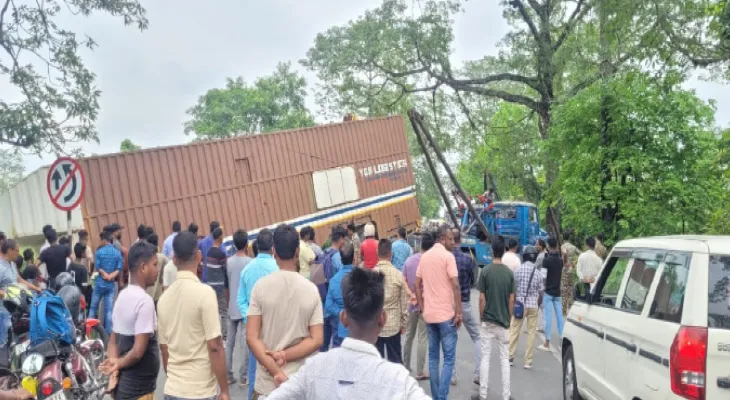 তোর্সা সেতুতে উল্টে গেল কন্টেনার, ব্যাপক যানজট