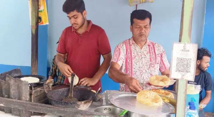 বাবার সঙ্গে ঠেলাগাড়িতে পুরি-সব্জি বিক্রি, উচ্চ মাধ্যমিকে ৭২ শতাংশ নম্বর পেয়ে চমক আনন্দর